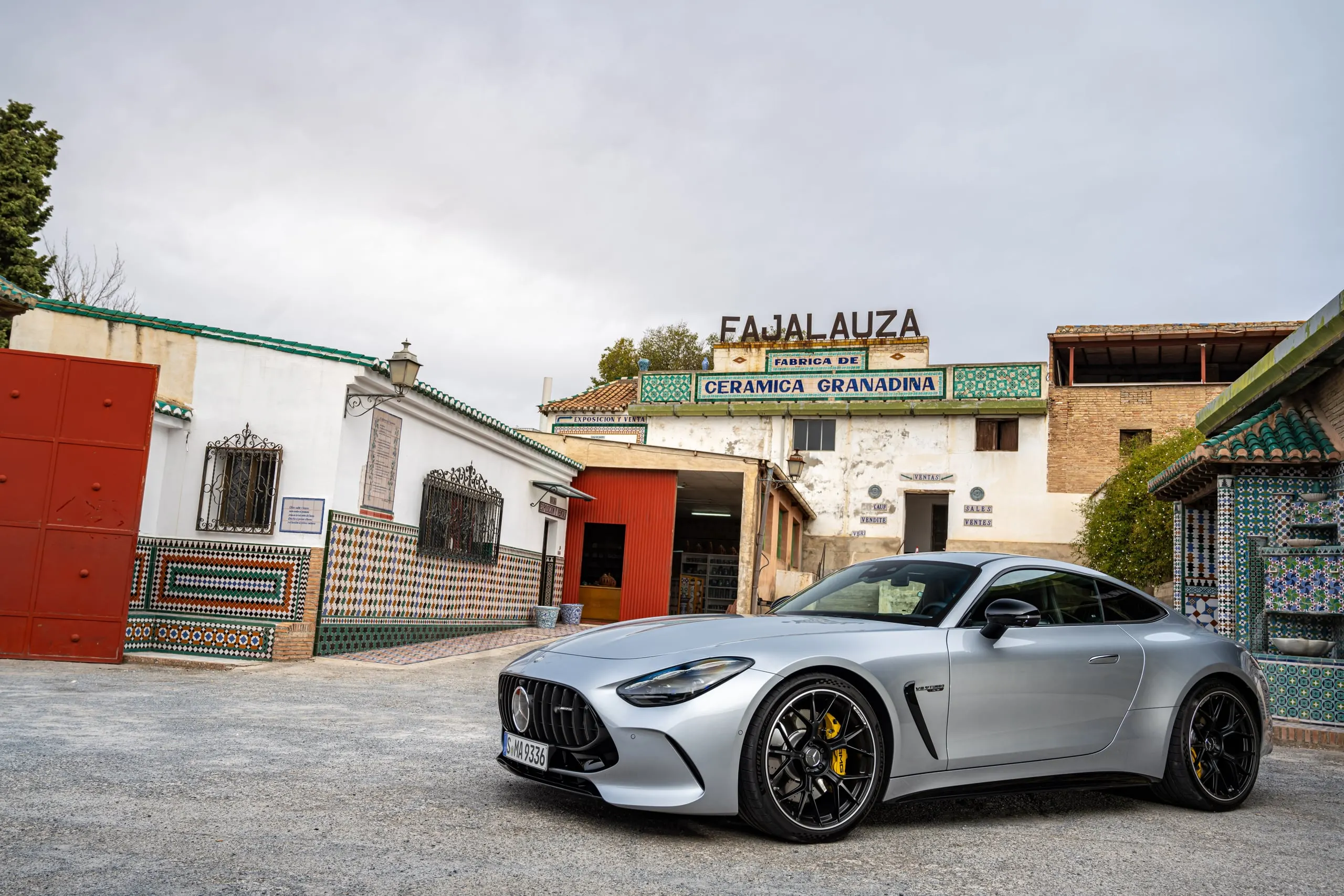 AMG GT vor einem Dorfgebäude in Andalusien