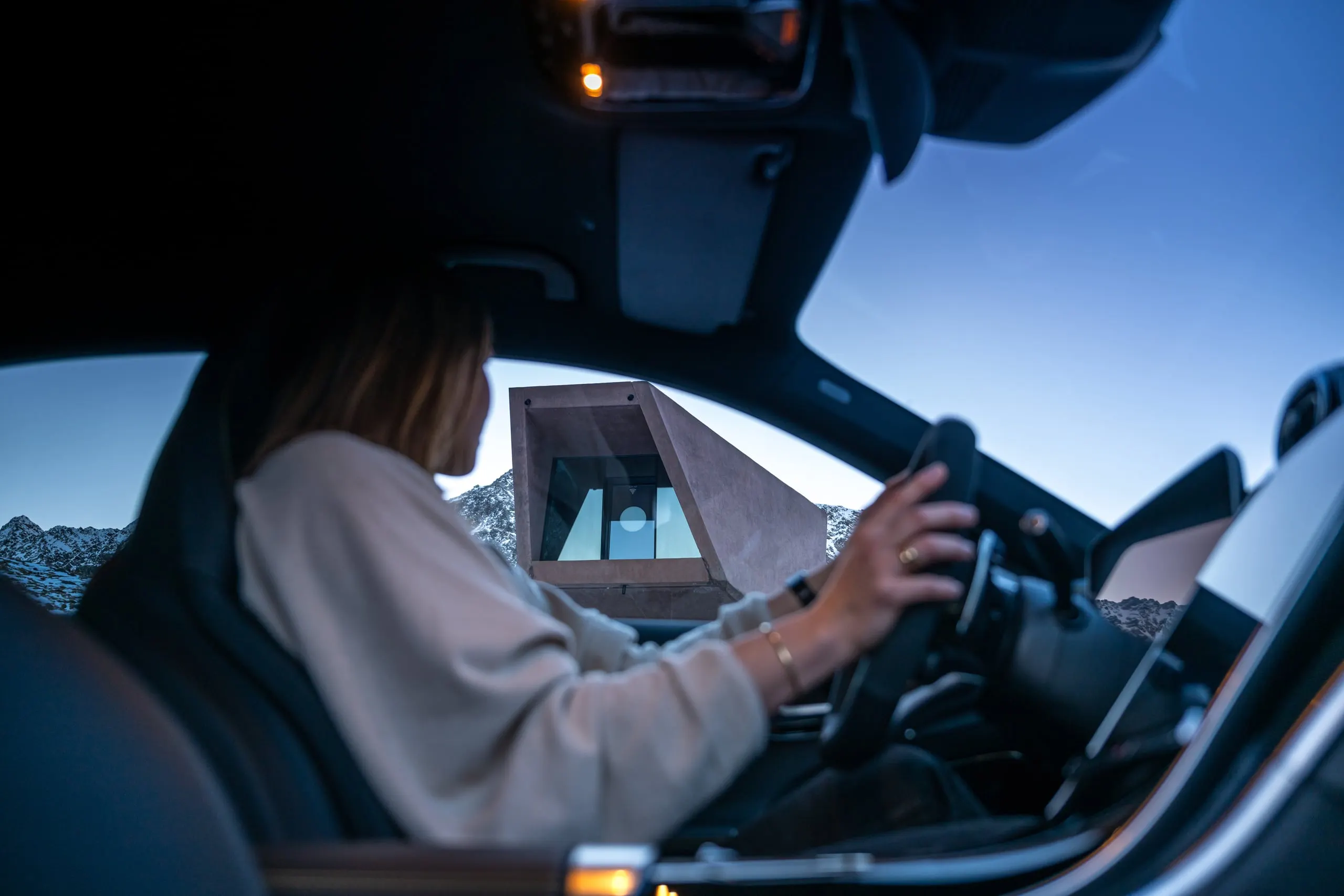 Fahrerin im C 63 auf einer Passstraße