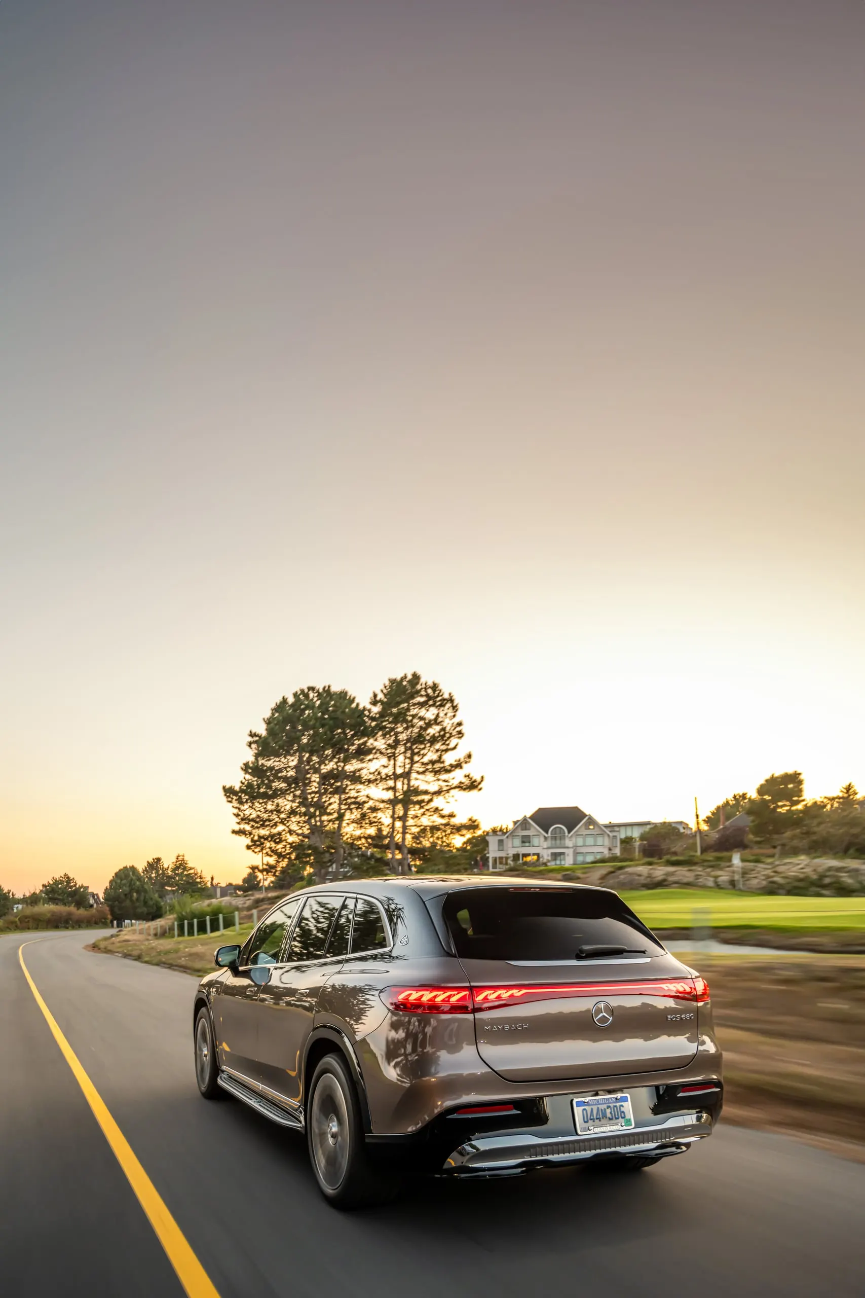 Maybach EQS SUV auf einer Landstraße im Gegenlicht