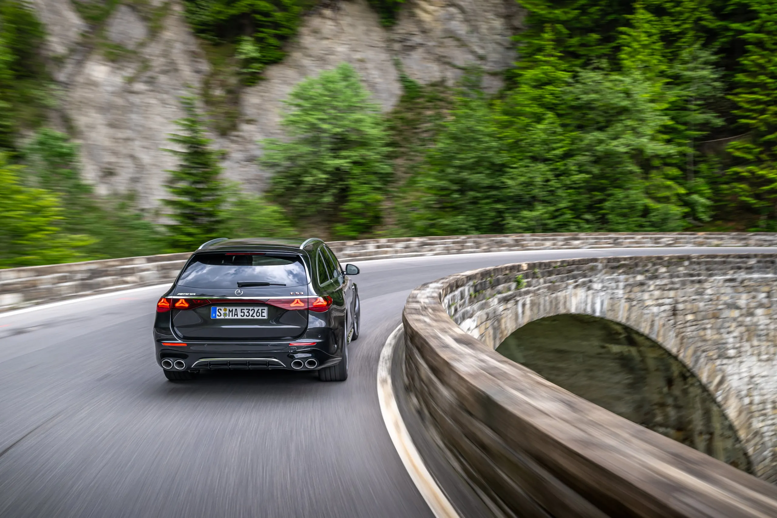 E 53 T-Modell auf einer Steinbrücke in einer Kurve