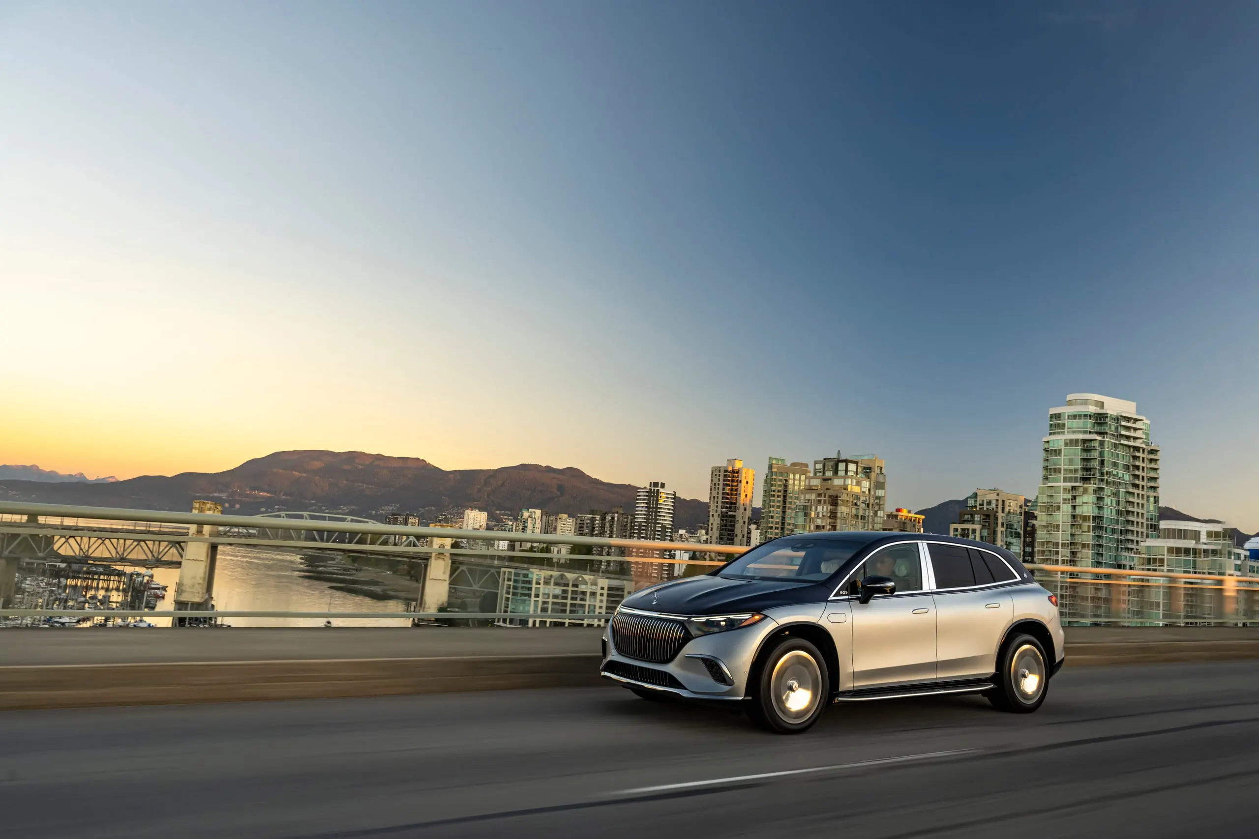 Maybach EQS SUV vor der Skyline von Vancouver