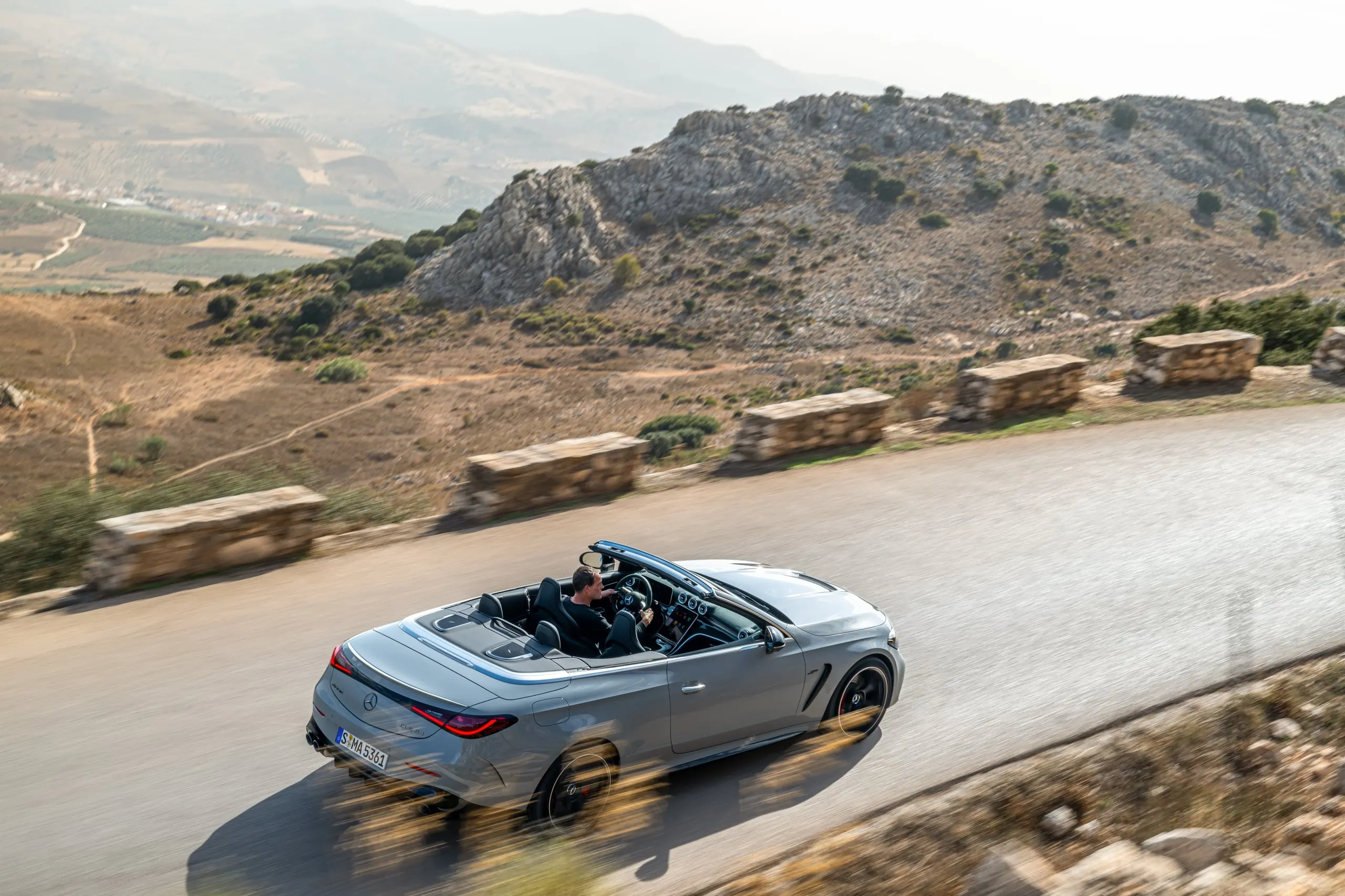 CLE 53 Cabriolet mit offenem Verdeck in einer Kurve
