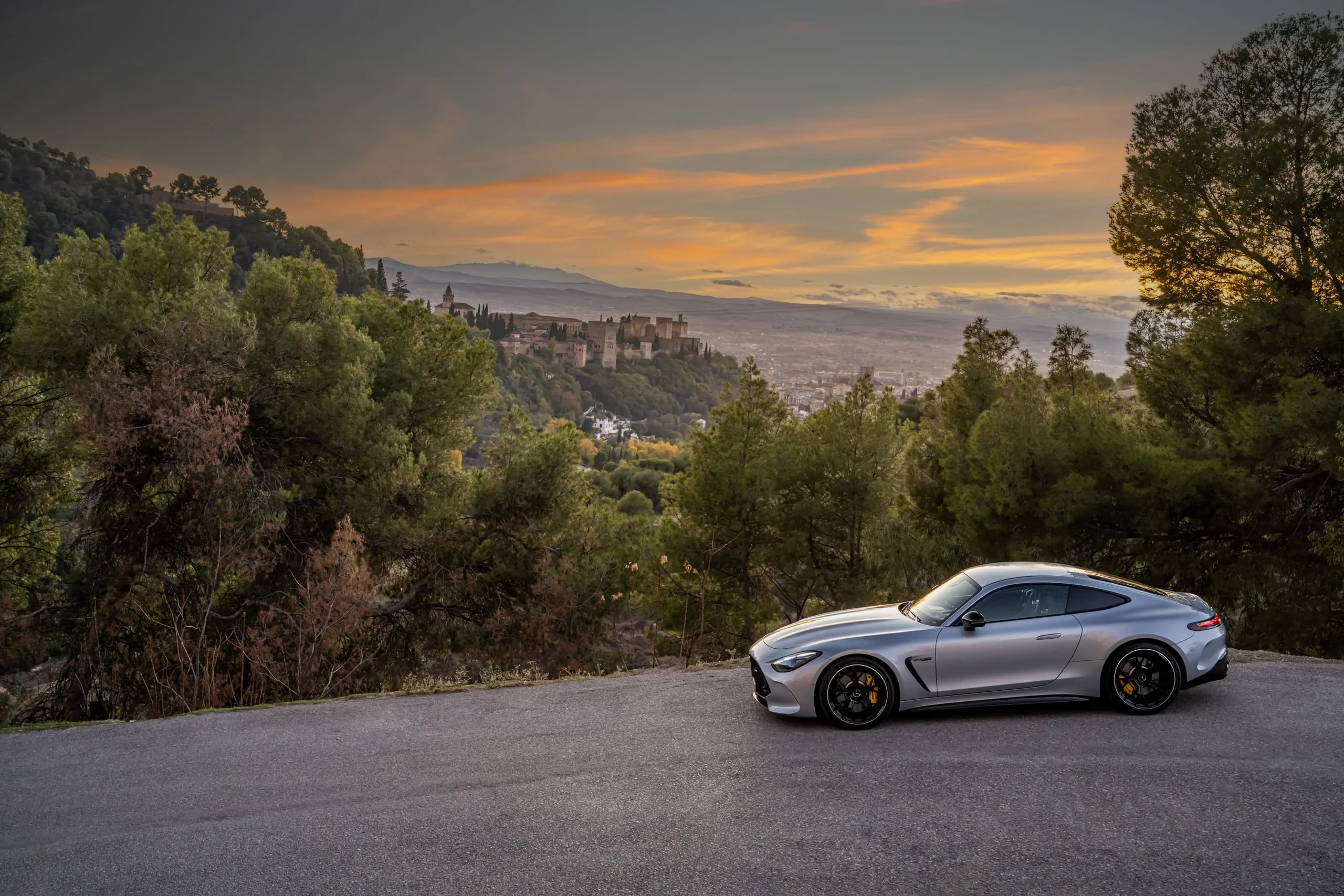 AMG GT auf einer Bergstraße in der Abendsonne