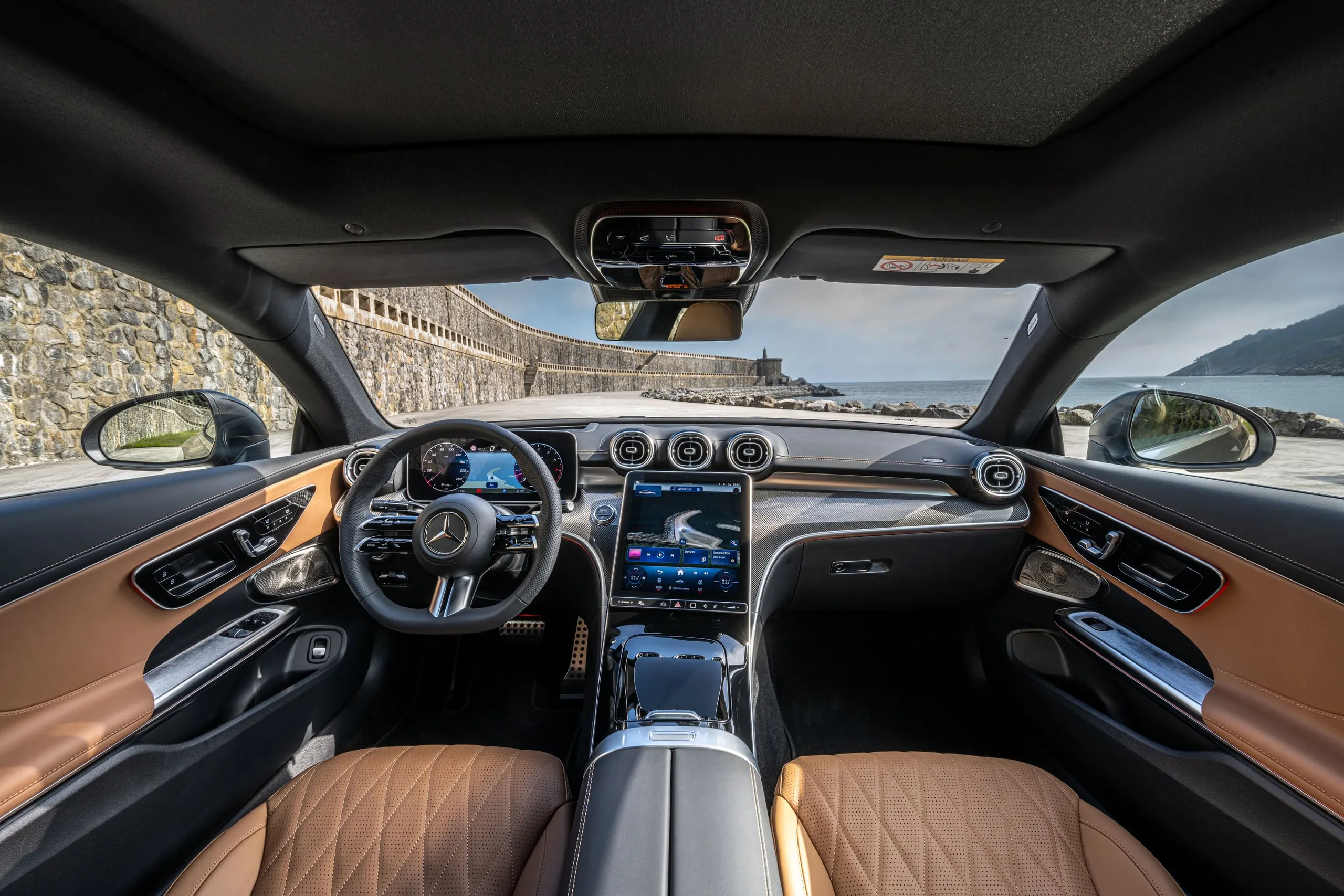 Cockpit mit cognacfarbenen Sitzen