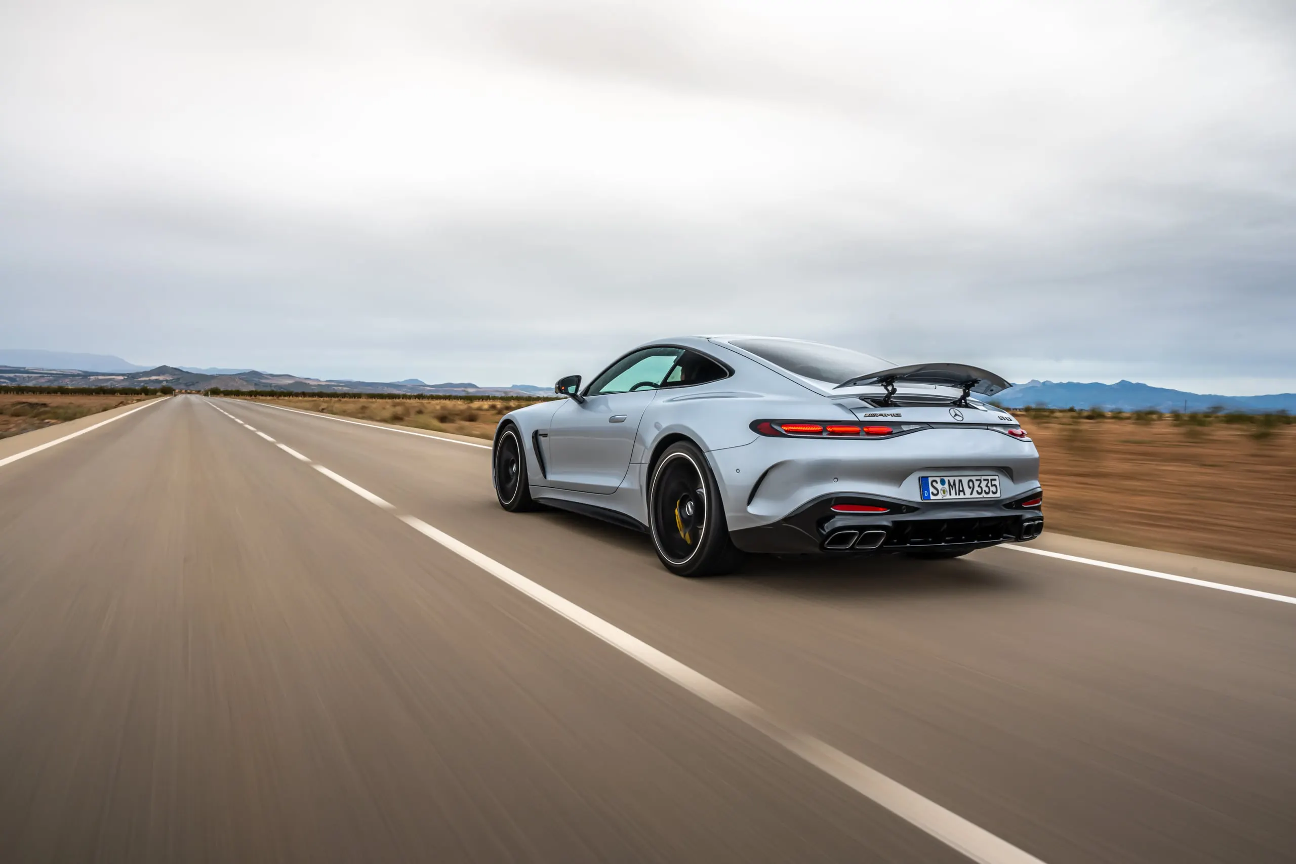 Heckansicht des AMG GT mit ausgefahrenem Heckflügel auf gerader Straße