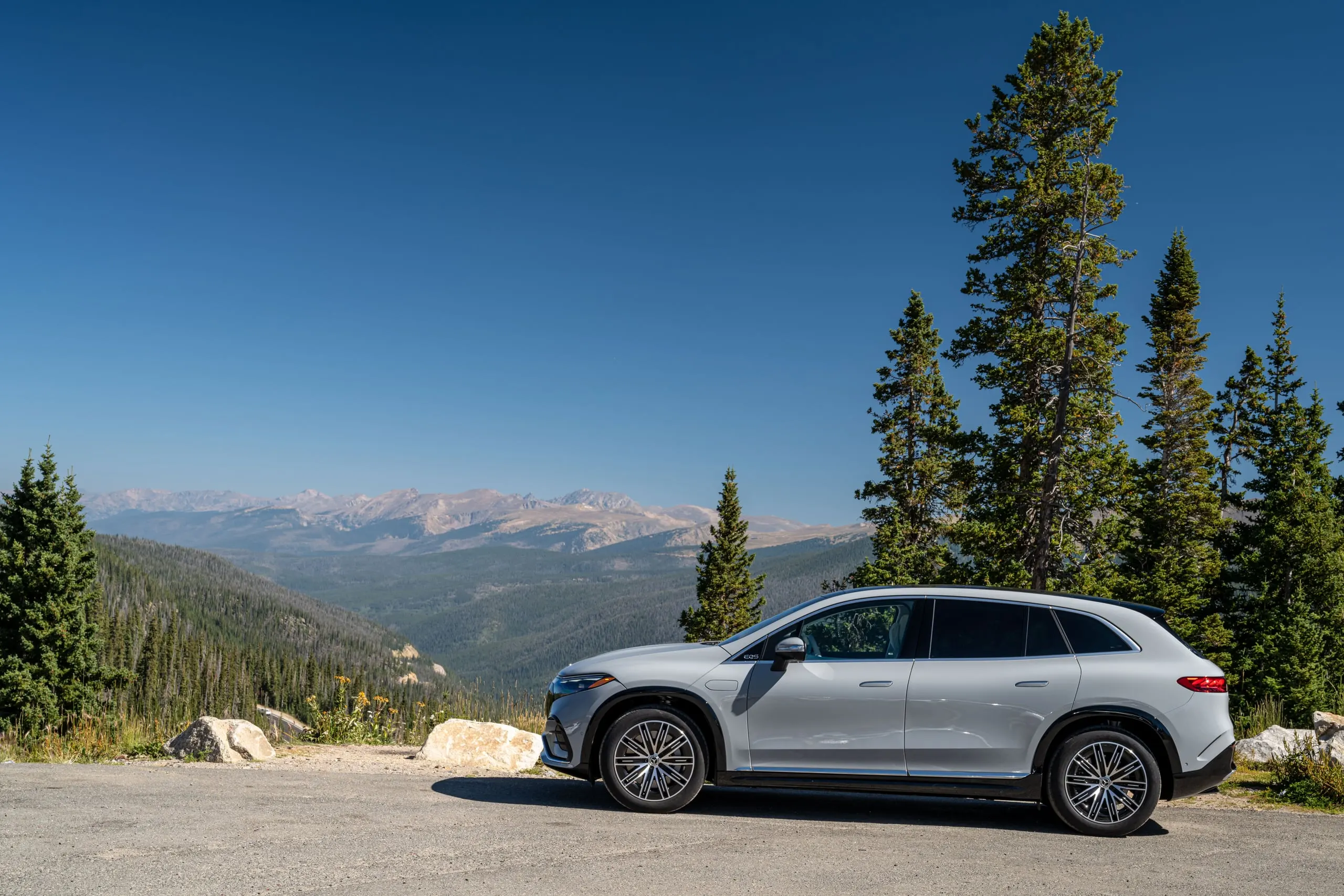 EQS SUV an einem Aussichtspunkt in den Rocky Mountains