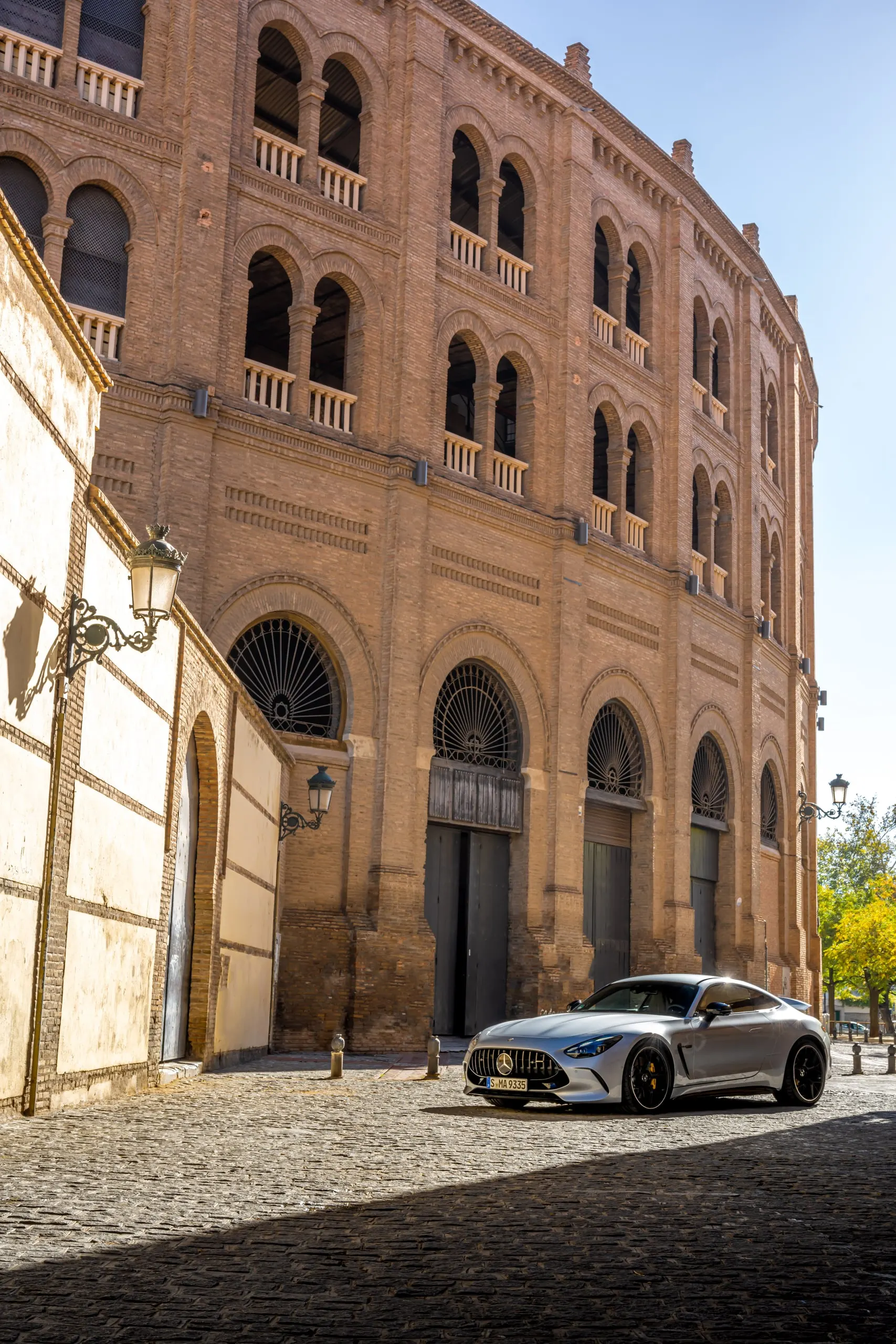 AMG GT vor einer historischen Stierkampfarena