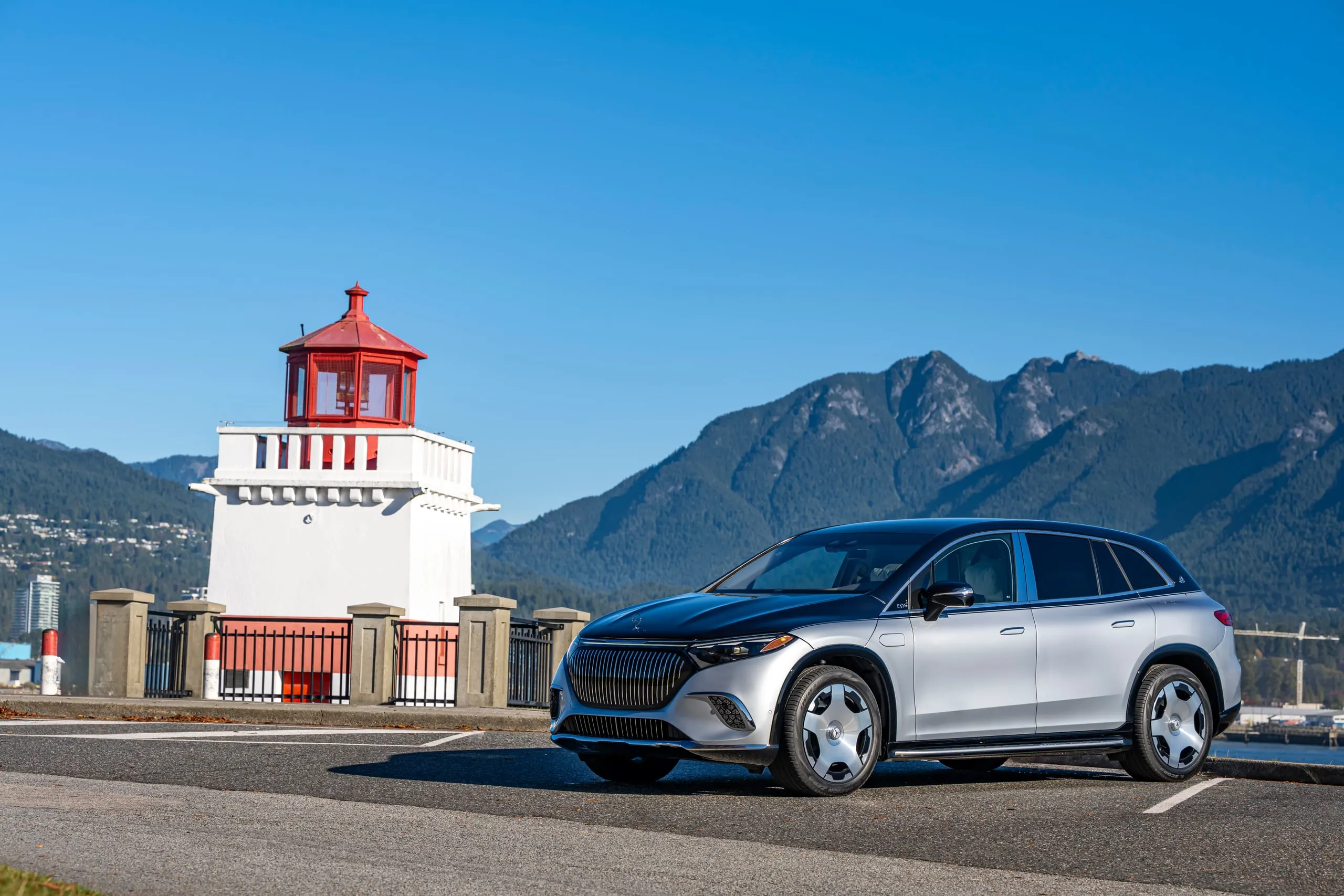 Maybach EQS SUV vor einem kleinen Leuchtturm