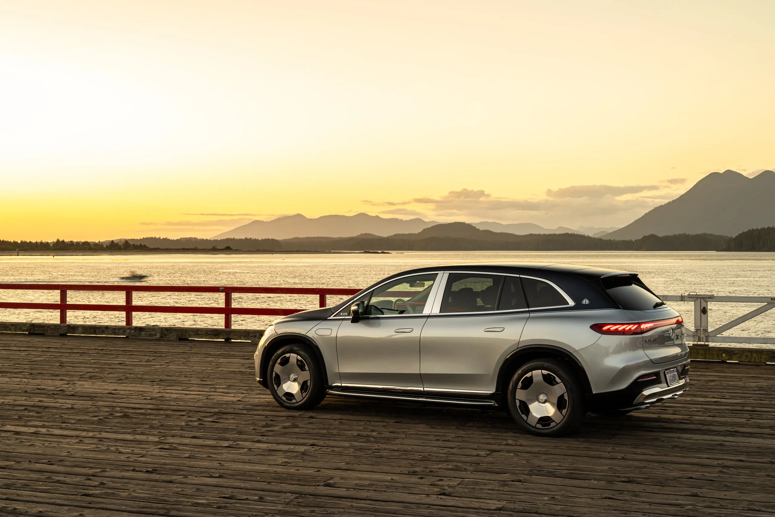 Maybach EQS SUV auf einem Steg bei Sonnenuntergang