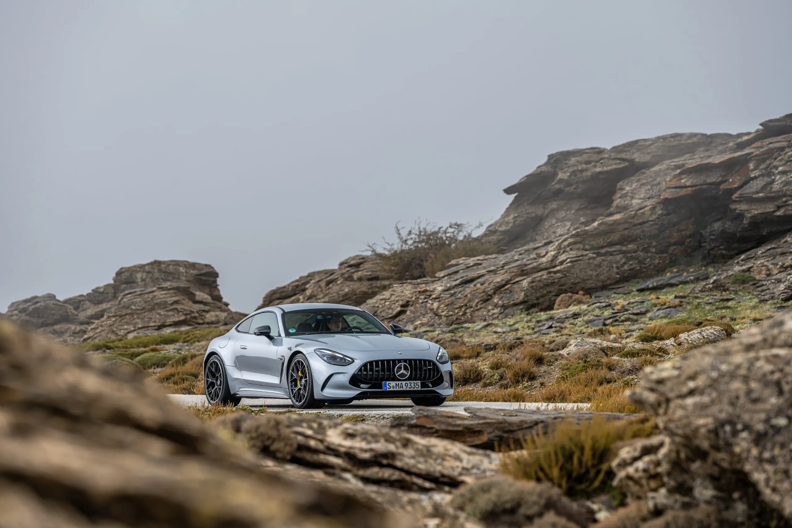 AMG GT zwischen Felsen in den Bergen, Frontansicht