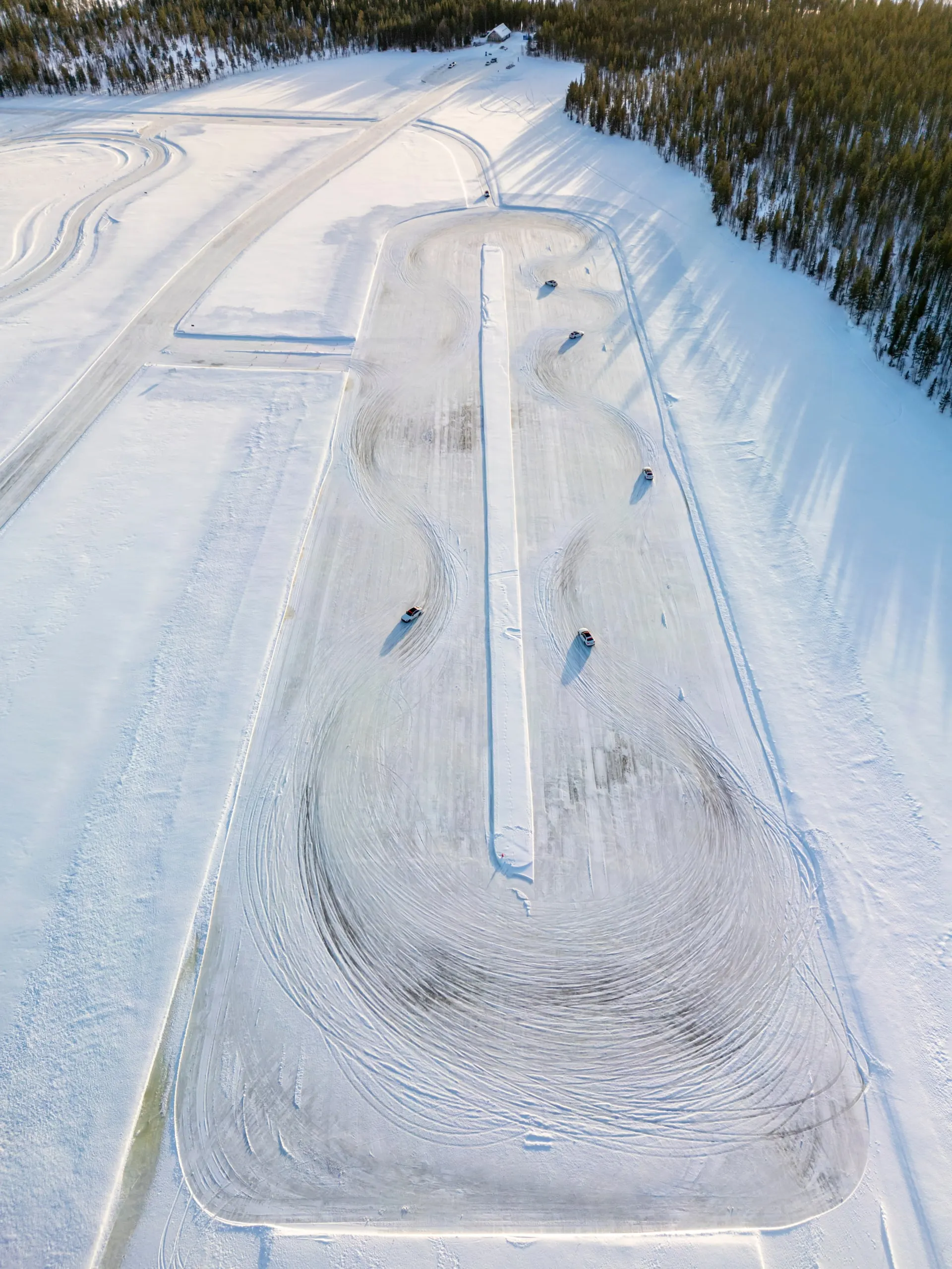 Luftaufnahme des Handling-Parcours auf dem zugefrorenen See