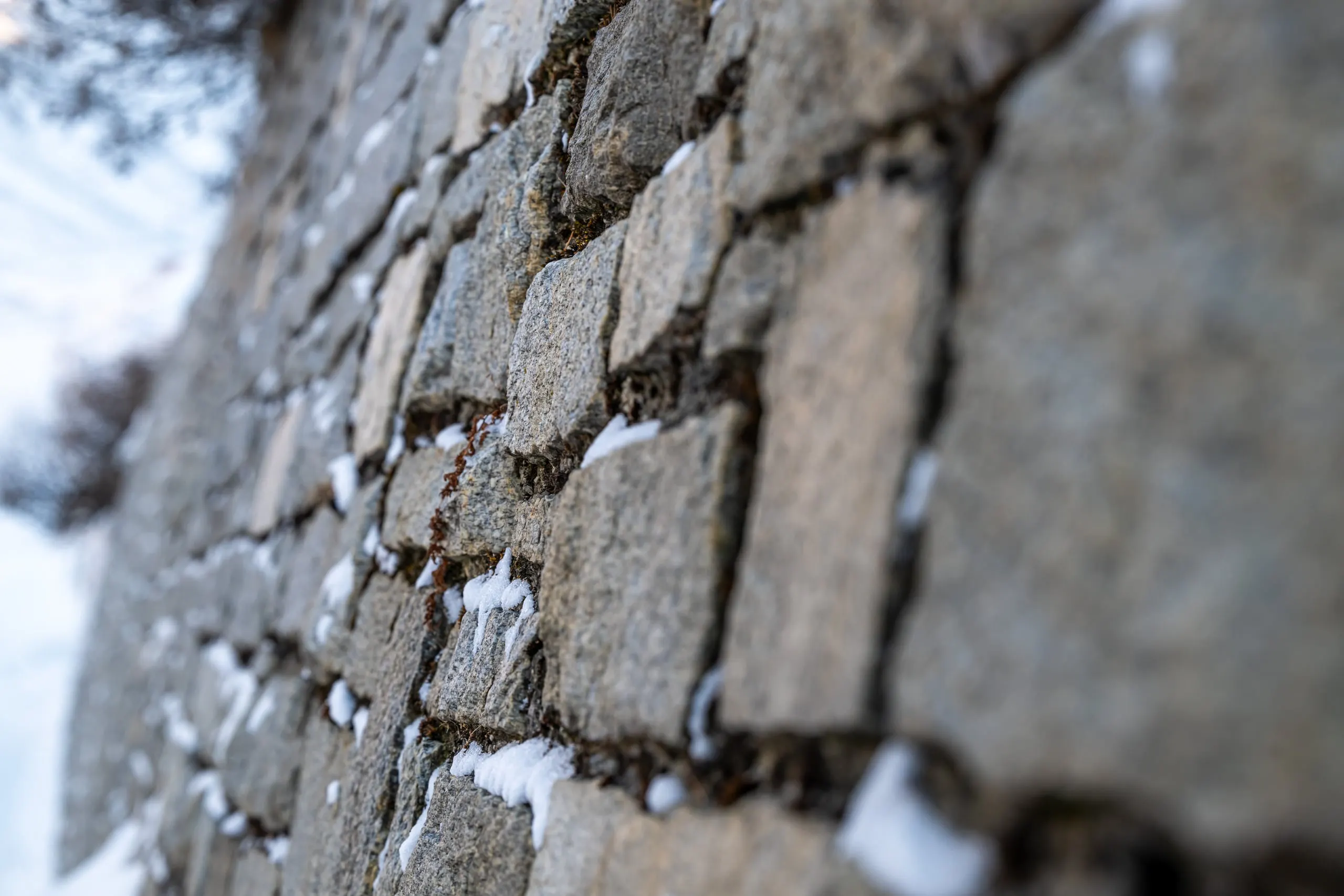 Verschneite Steinmauer