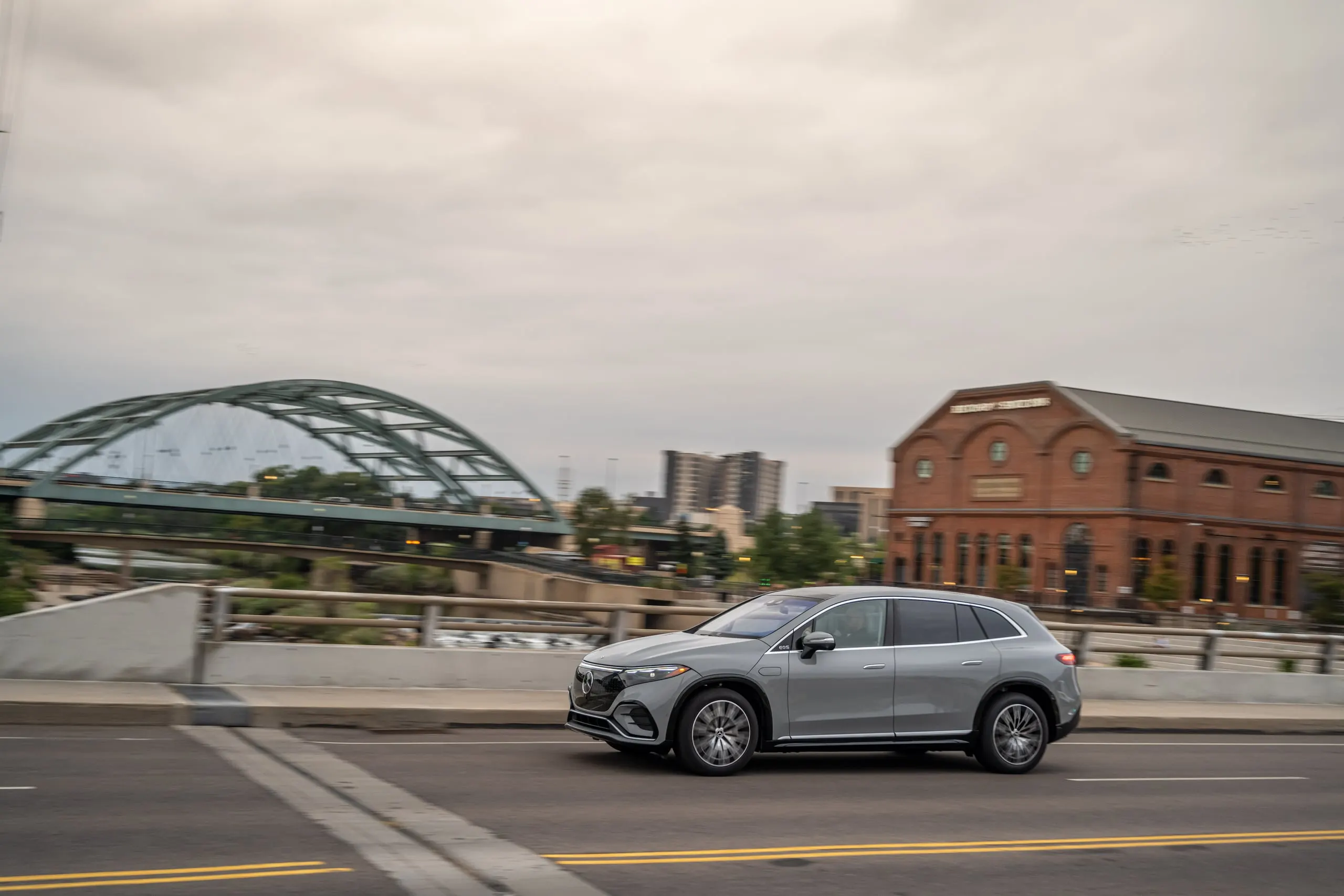 EQS SUV in Fahrt vor einer Brücke in Denver