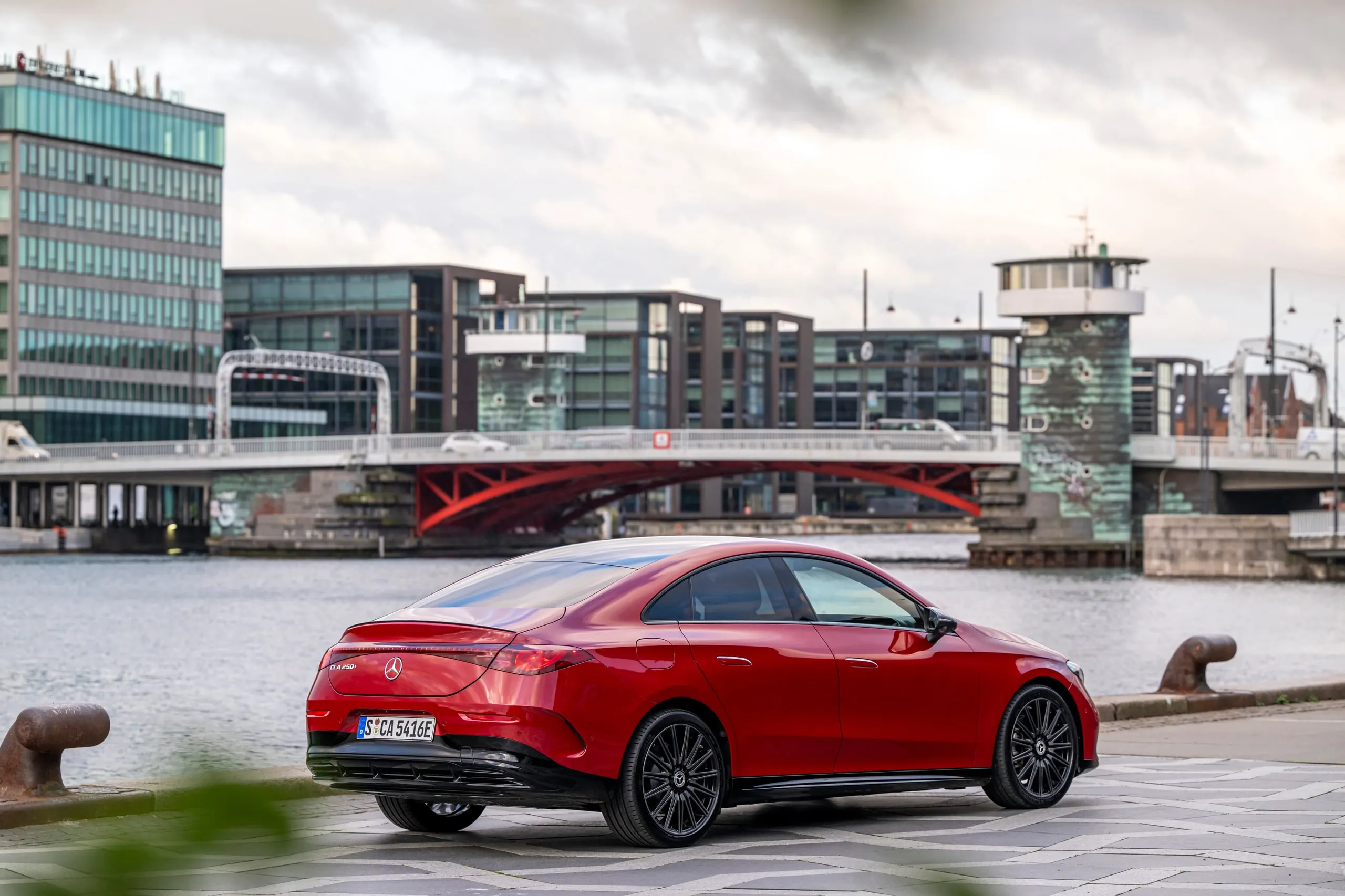 Roter CLA am Hafen vor einer Brücke
