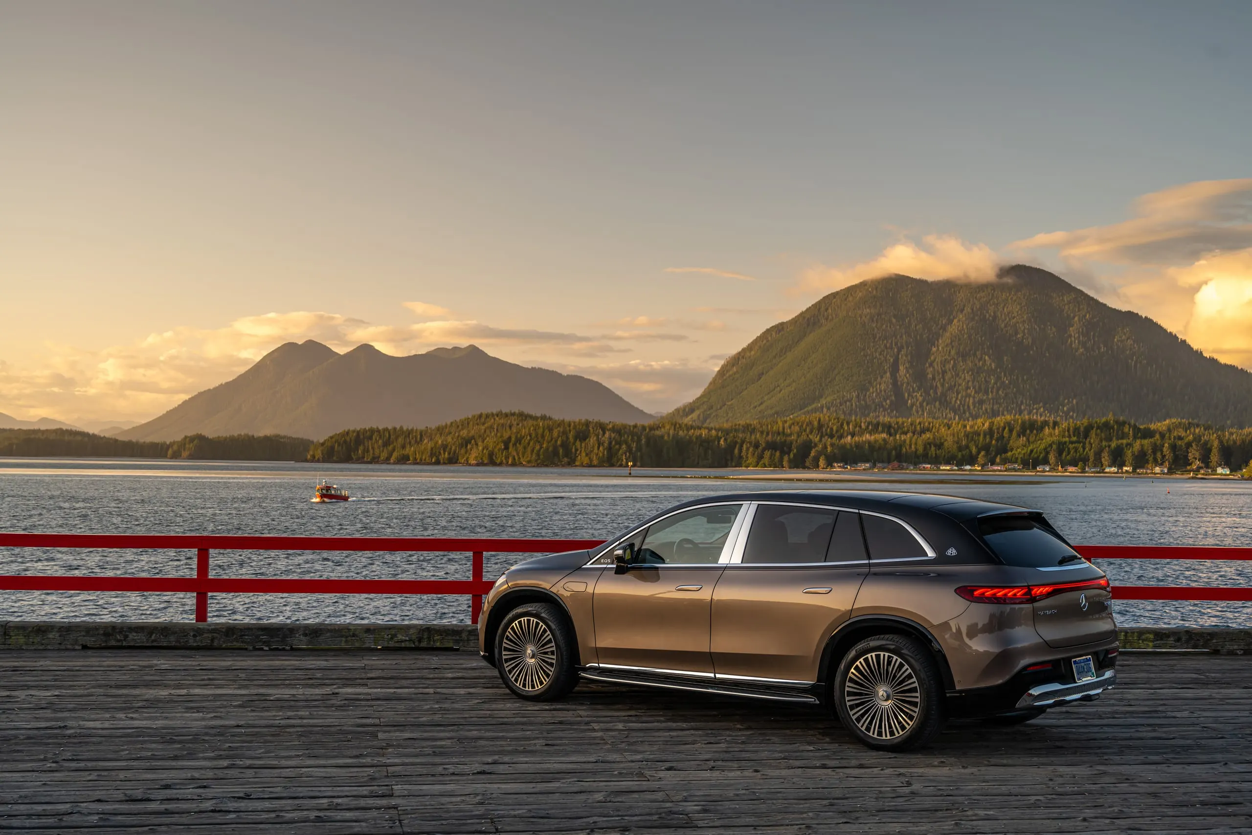 Maybach EQS SUV auf einem Steg vor Bergen