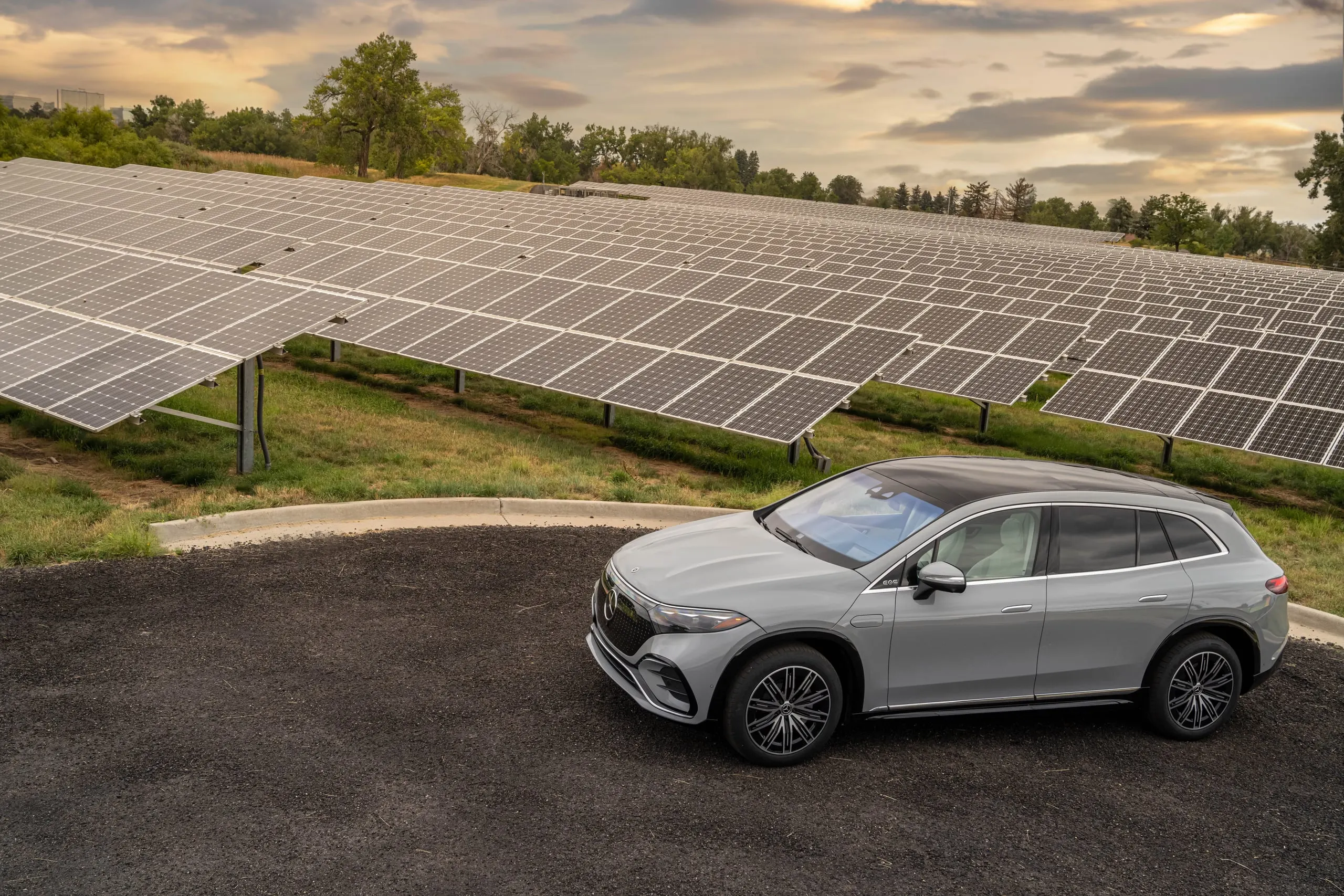EQS SUV vor einem Solarpark