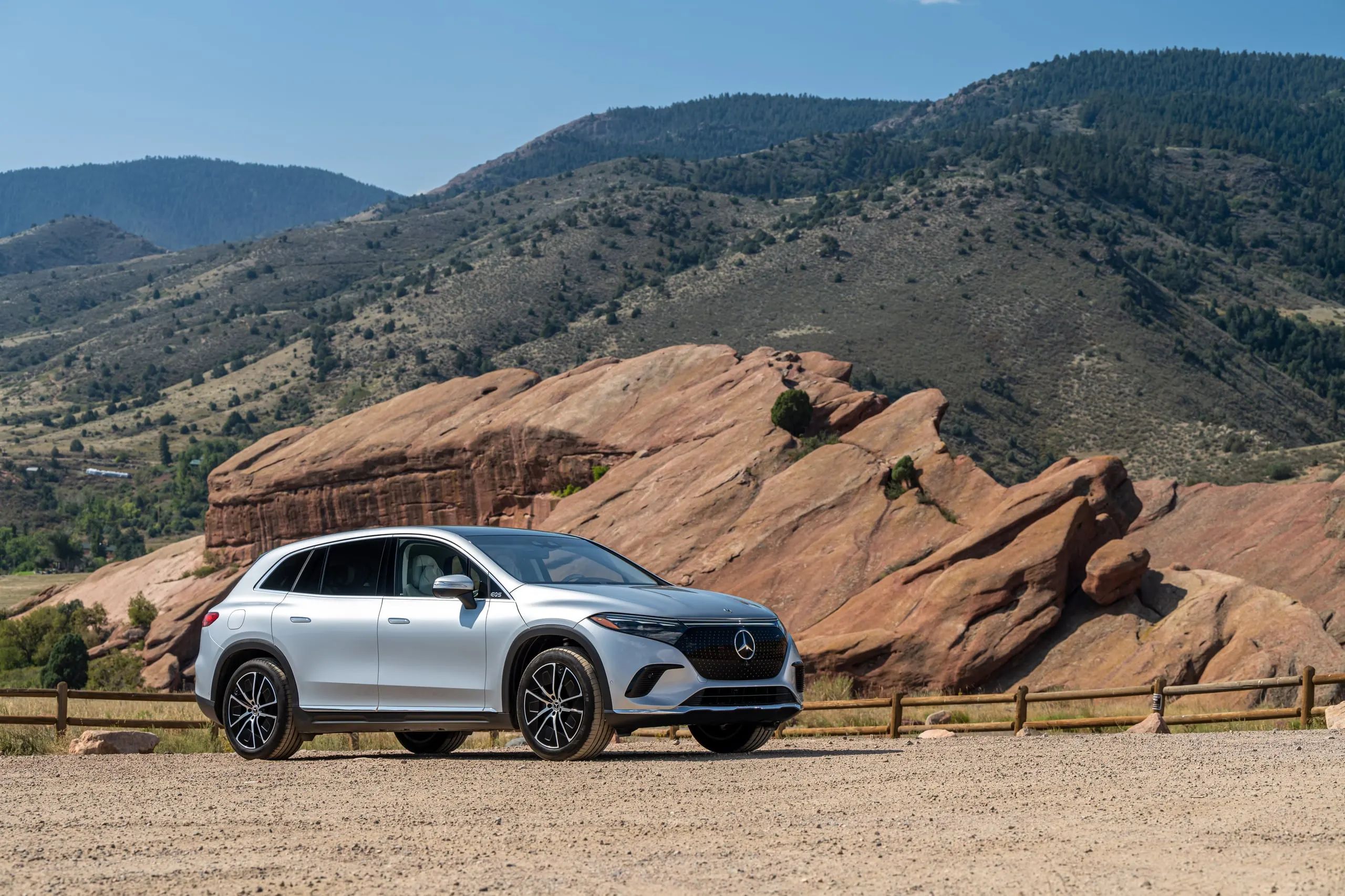 EQS SUV vor roten Felsen