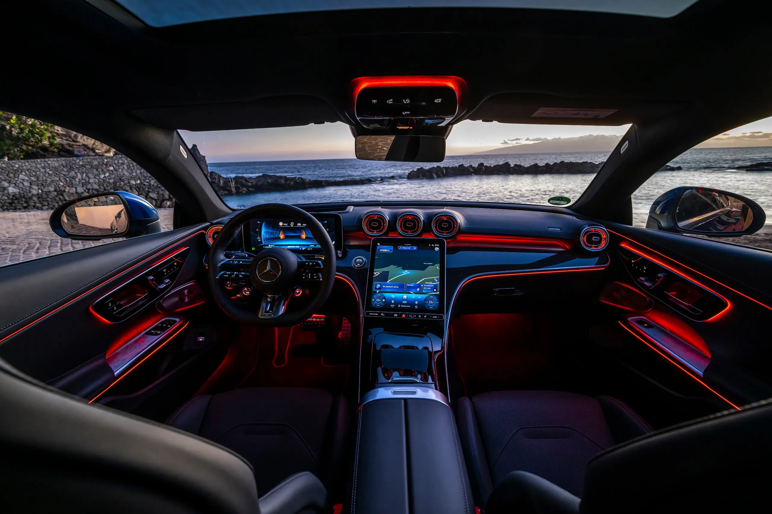 Cockpit des CLE 53 mit roter Ambientebeleuchtung