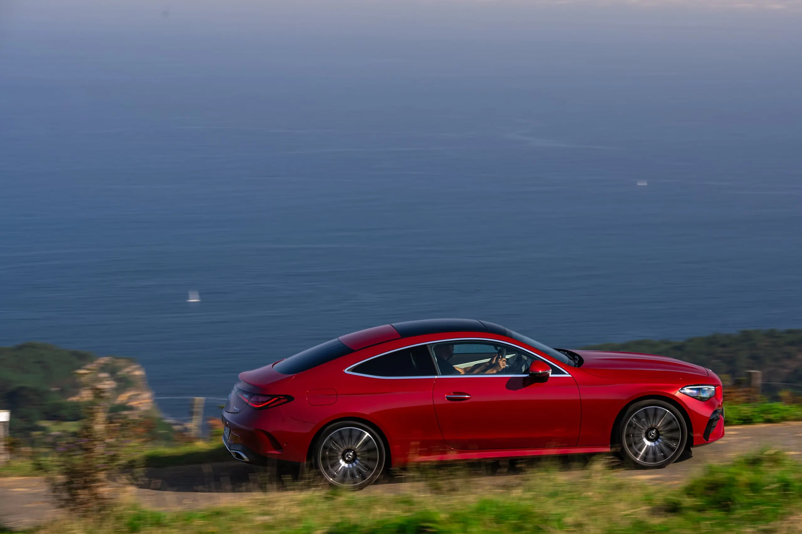 Rotes CLE Coupé über dem Meer