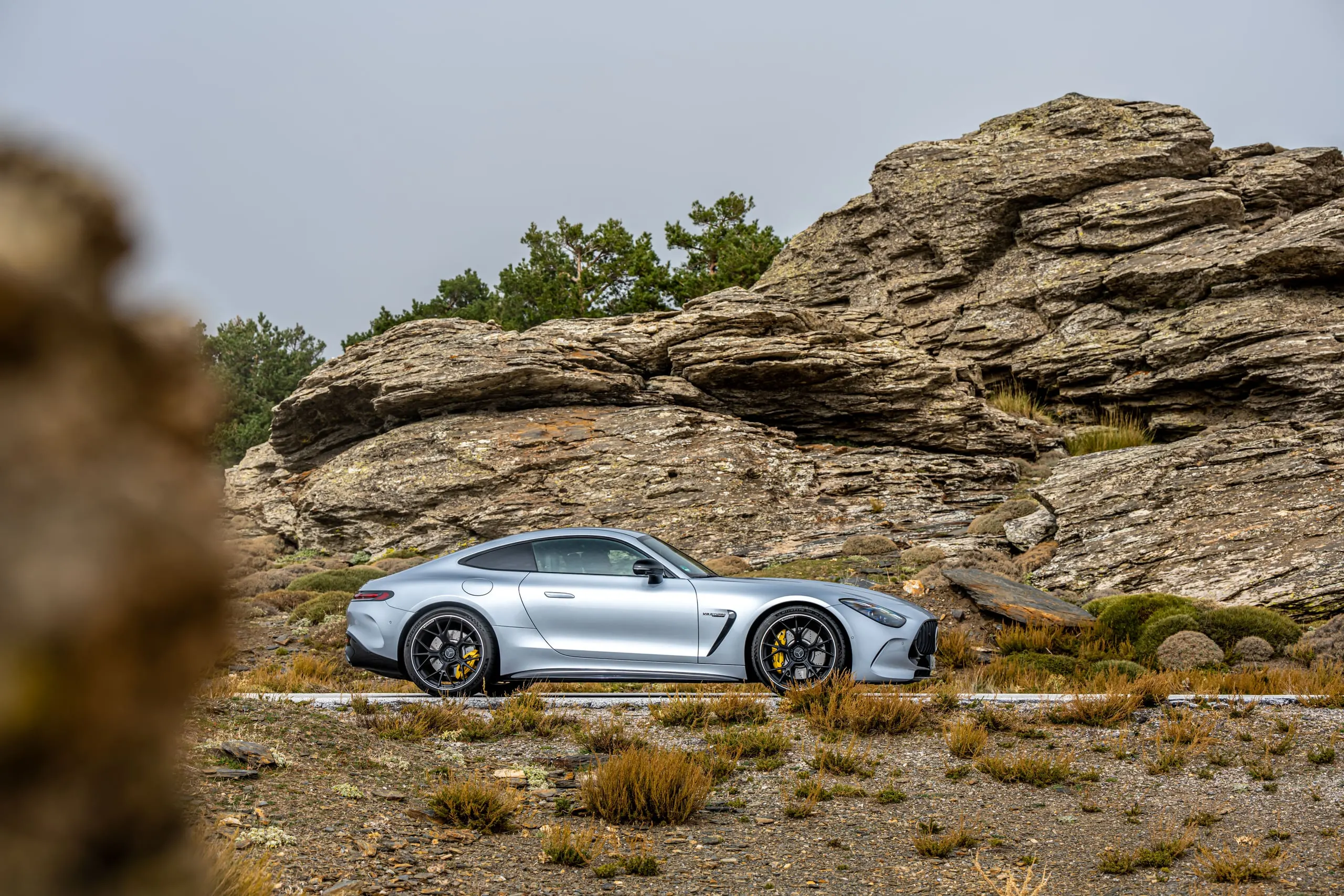 AMG GT durch Felsen hindurch fotografiert