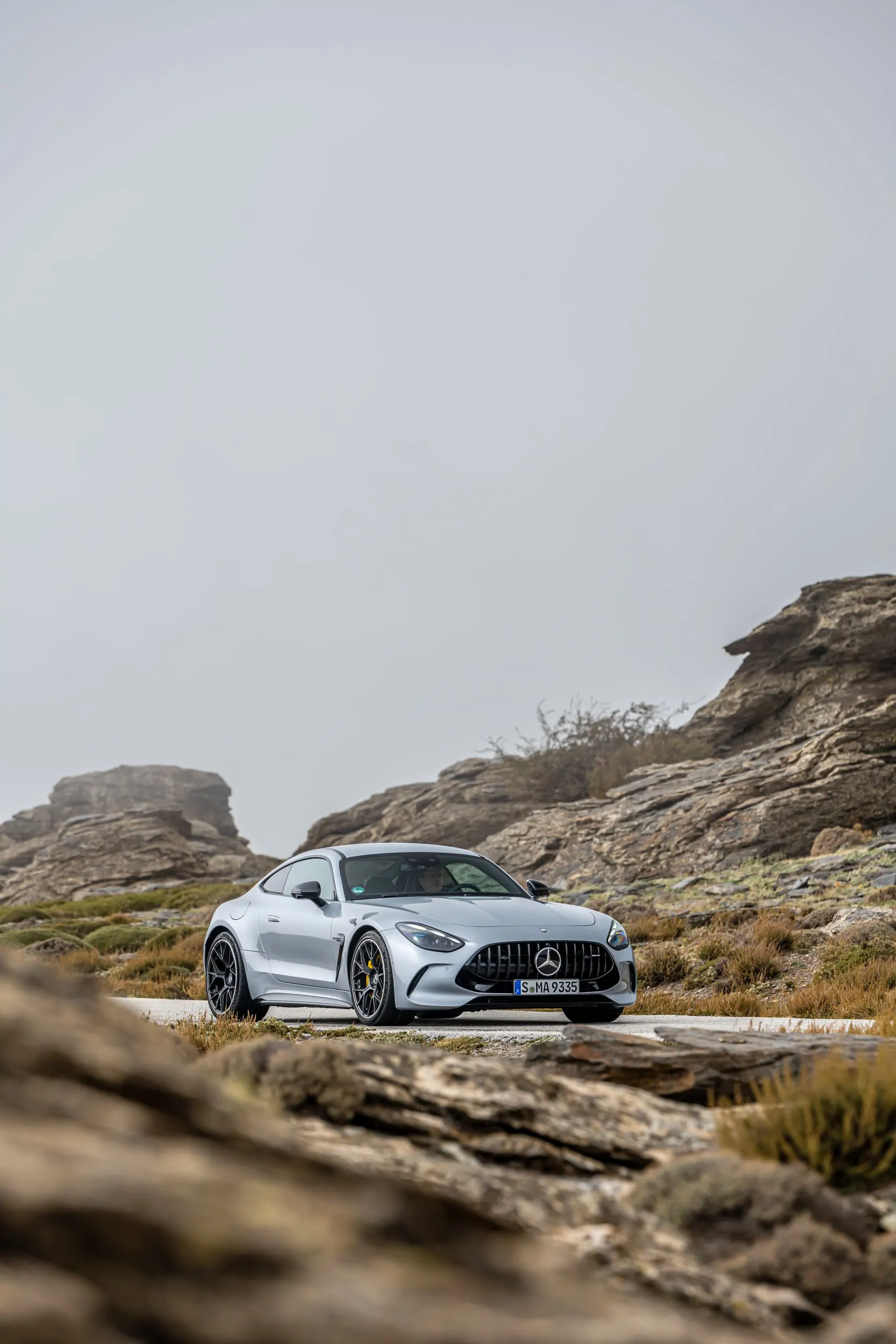 AMG GT zwischen Felsen im Nebel, Frontansicht