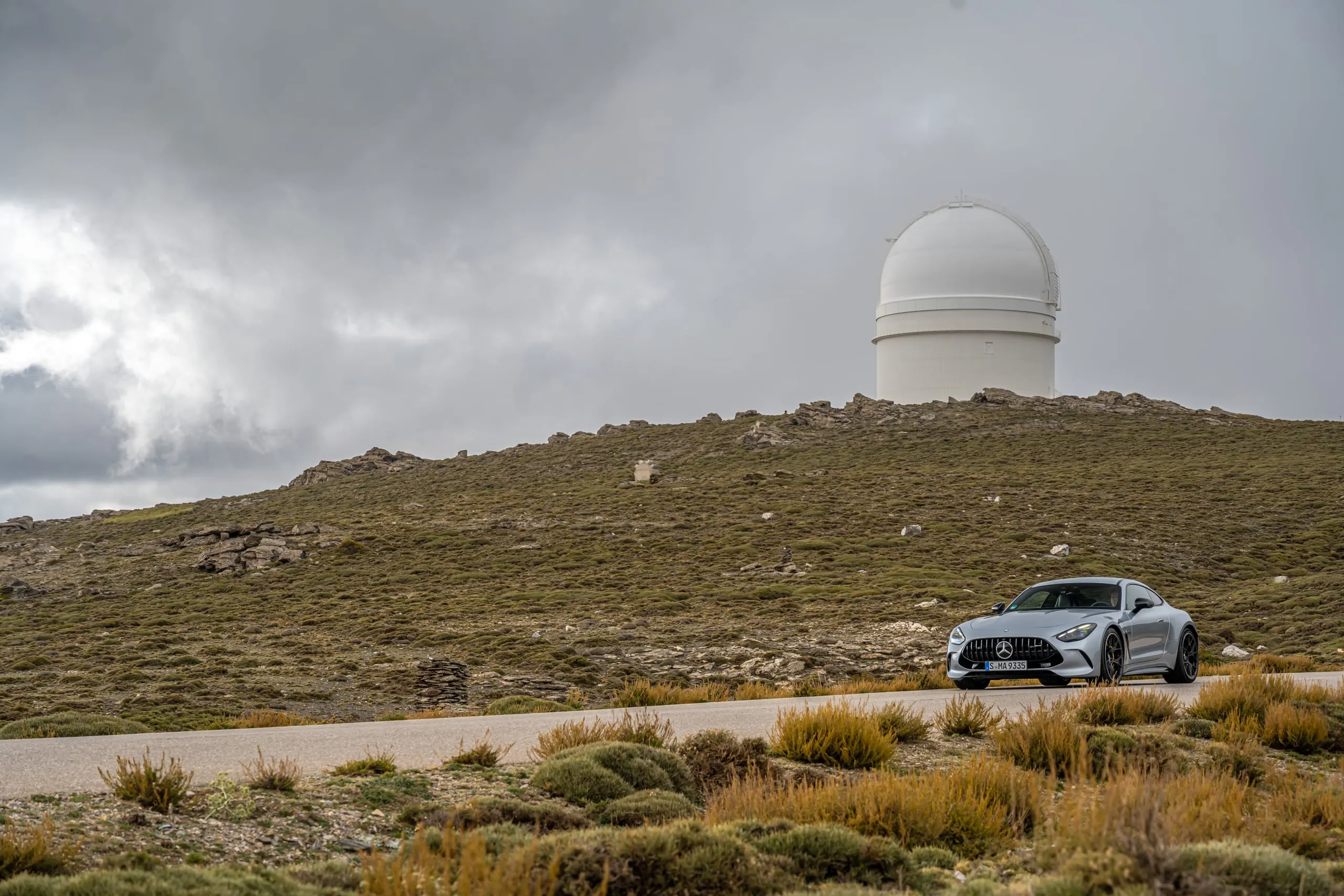 AMG GT unterhalb einer Sternwarte bei wolkigem Himmel