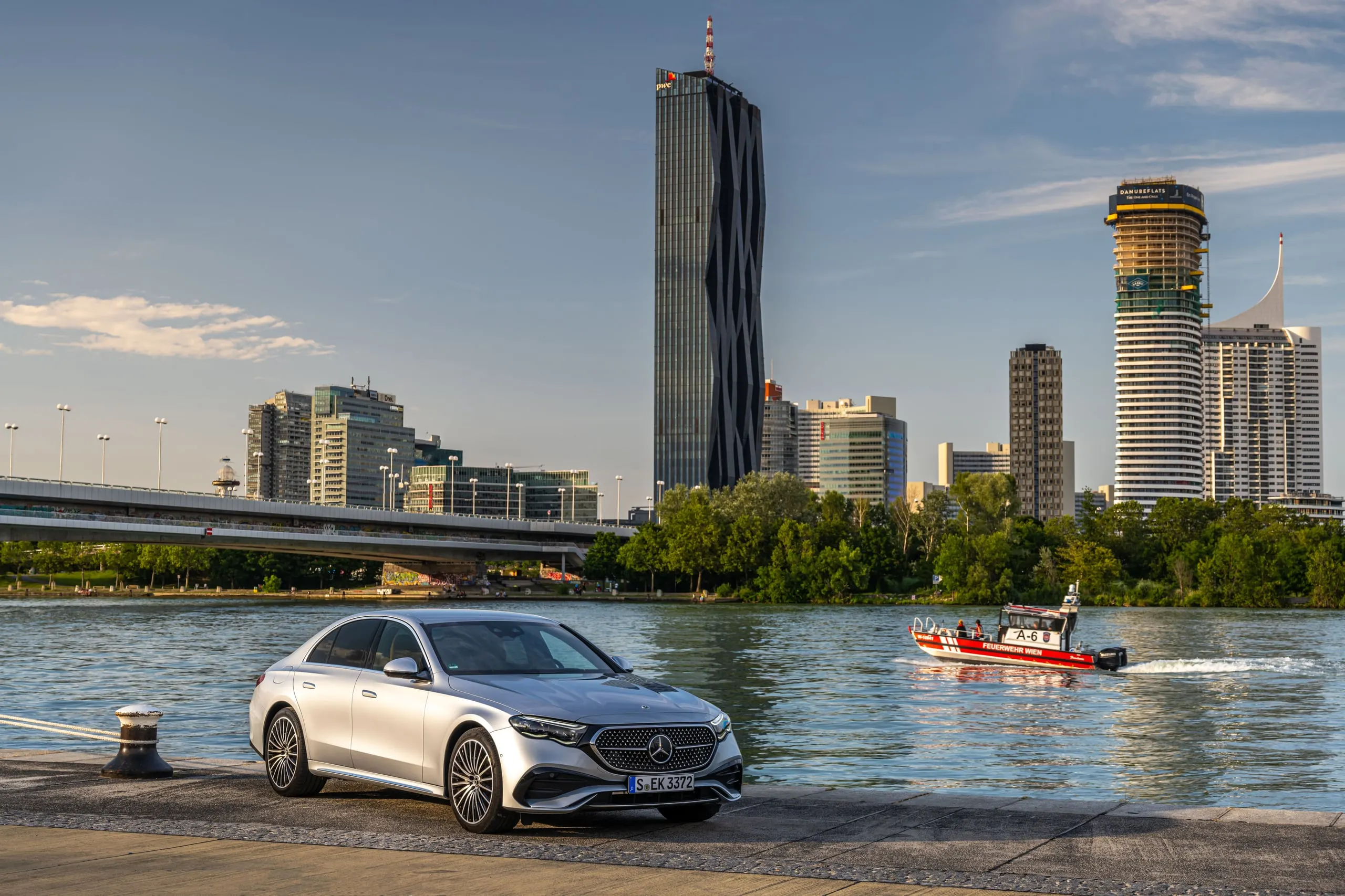 E-Klasse an der Donau mit Motorboot