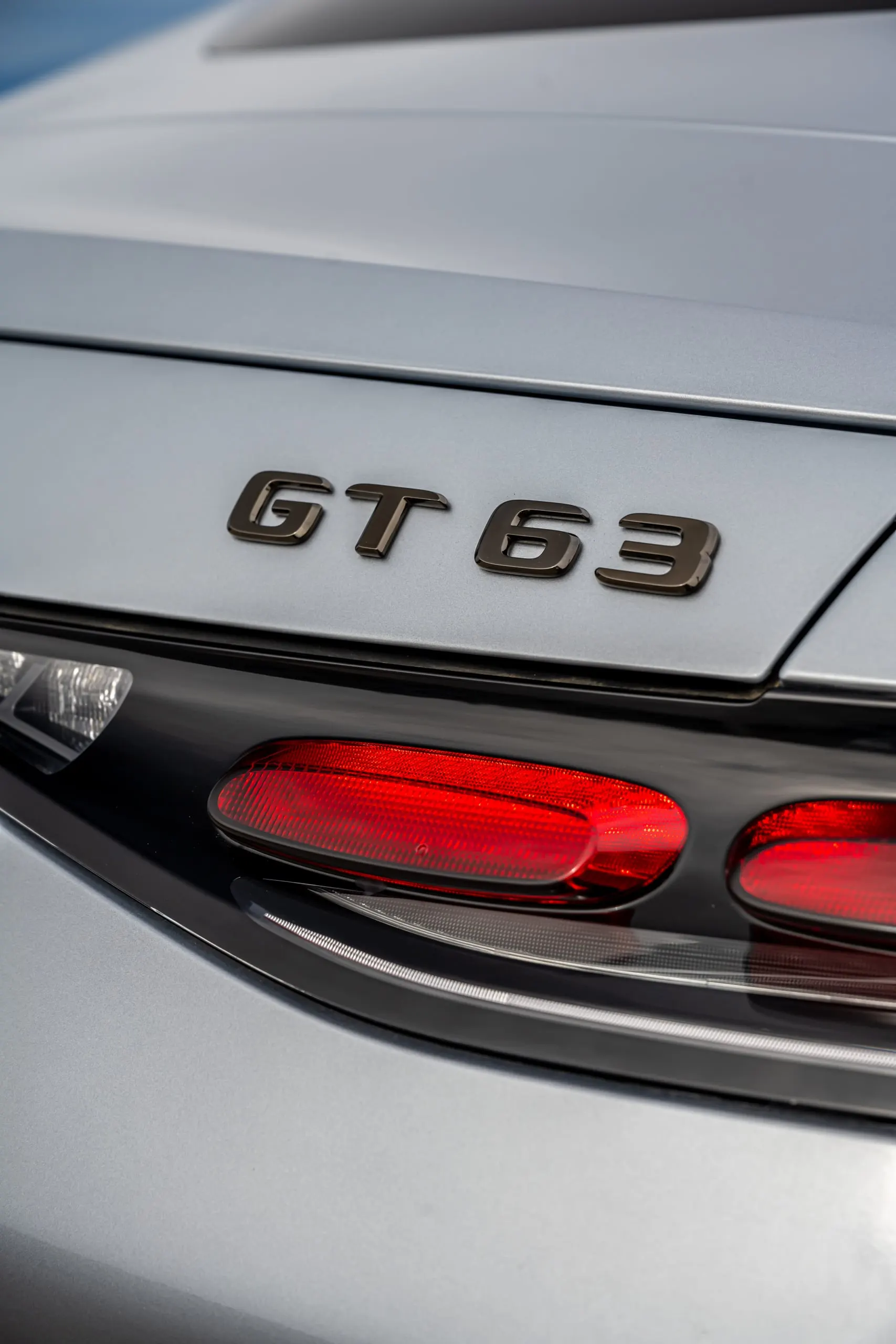 Detail des GT-63-Schriftzugs an der Heckleuchte